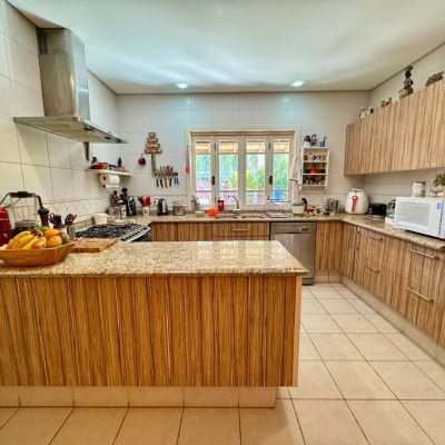 Casa Residencial com 378m², 4 quartos (sendo 3 suítes), 3 garagens, no bairro Lagoa Da Conceição em Florianópolis