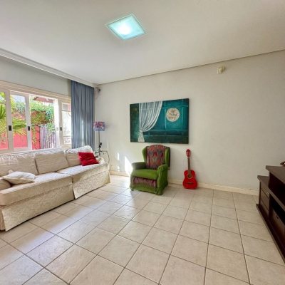 Casa Residencial com 378m², 4 quartos (sendo 3 suítes), 3 garagens, no bairro Lagoa Da Conceição em Florianópolis