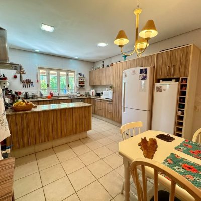 Casa Residencial com 378m², 4 quartos (sendo 3 suítes), 3 garagens, no bairro Lagoa Da Conceição em Florianópolis