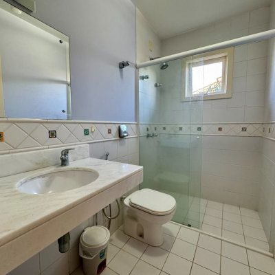 Casa Residencial com 378m², 4 quartos (sendo 3 suítes), 3 garagens, no bairro Lagoa Da Conceição em Florianópolis