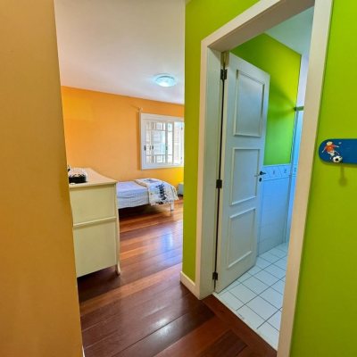 Casa Residencial com 378m², 4 quartos (sendo 3 suítes), 3 garagens, no bairro Lagoa Da Conceição em Florianópolis