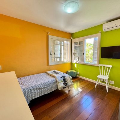 Casa Residencial com 378m², 4 quartos (sendo 3 suítes), 3 garagens, no bairro Lagoa Da Conceição em Florianópolis