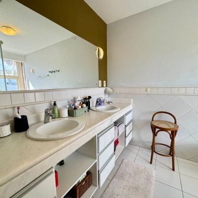 Casa Residencial com 378m², 4 quartos (sendo 3 suítes), 3 garagens, no bairro Lagoa Da Conceição em Florianópolis