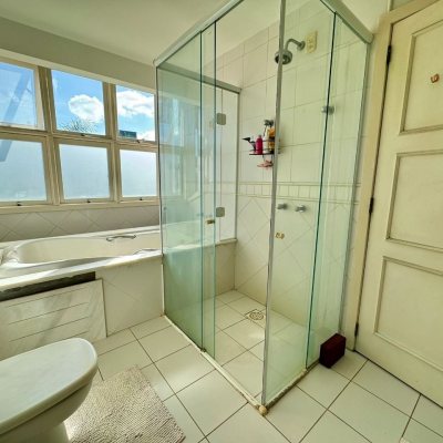 Casa Residencial com 378m², 4 quartos (sendo 3 suítes), 3 garagens, no bairro Lagoa Da Conceição em Florianópolis