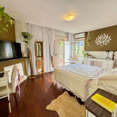 Casa Residencial com 378m², 4 quartos (sendo 3 suítes), 3 garagens, no bairro Lagoa Da Conceição em Florianópolis