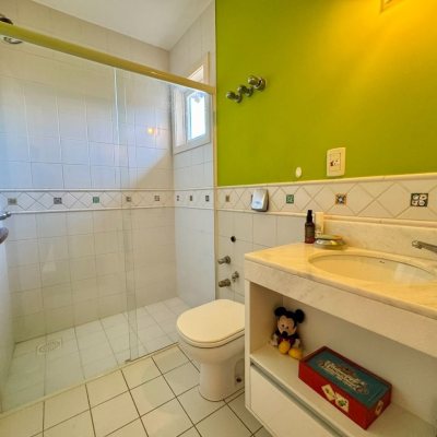 Casa Residencial com 378m², 4 quartos (sendo 3 suítes), 3 garagens, no bairro Lagoa Da Conceição em Florianópolis