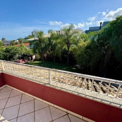 Casa Residencial com 378m², 4 quartos (sendo 3 suítes), 3 garagens, no bairro Lagoa Da Conceição em Florianópolis
