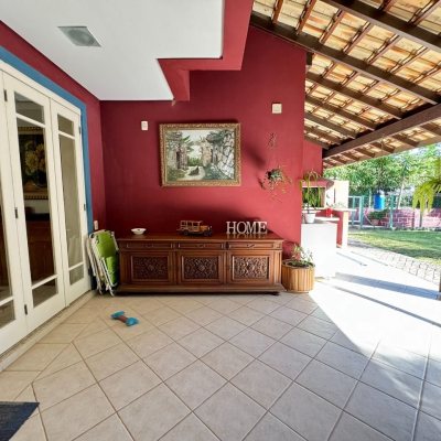 Casa Residencial com 378m², 4 quartos (sendo 3 suítes), 3 garagens, no bairro Lagoa Da Conceição em Florianópolis