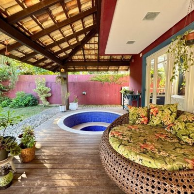 Casa Residencial com 378m², 4 quartos (sendo 3 suítes), 3 garagens, no bairro Lagoa Da Conceição em Florianópolis