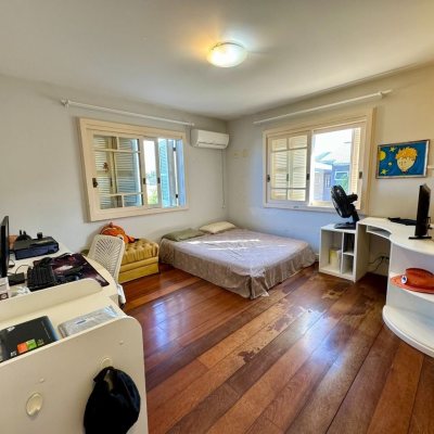 Casa Residencial com 378m², 4 quartos (sendo 3 suítes), 3 garagens, no bairro Lagoa Da Conceição em Florianópolis