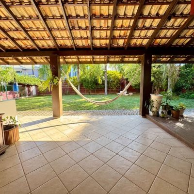 Casa Residencial com 378m², 4 quartos (sendo 3 suítes), 3 garagens, no bairro Lagoa Da Conceição em Florianópolis