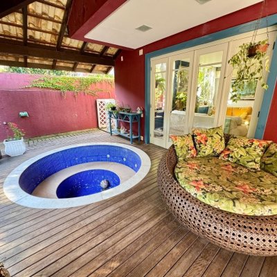 Casa Residencial com 378m², 4 quartos (sendo 3 suítes), 3 garagens, no bairro Lagoa Da Conceição em Florianópolis