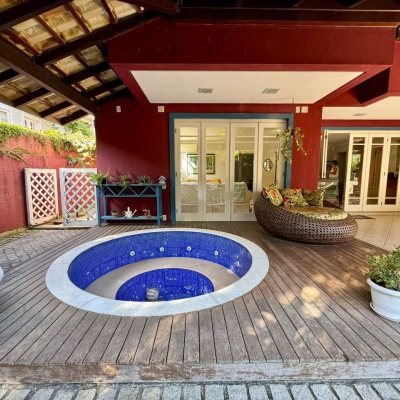 Casa Residencial com 378m², 4 quartos (sendo 3 suítes), 3 garagens, no bairro Lagoa Da Conceição em Florianópolis