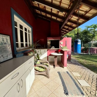 Casa Residencial com 378m², 4 quartos (sendo 3 suítes), 3 garagens, no bairro Lagoa Da Conceição em Florianópolis