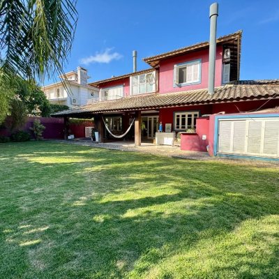 Casa Residencial com 378m², 4 quartos (sendo 3 suítes), 3 garagens, no bairro Lagoa Da Conceição em Florianópolis