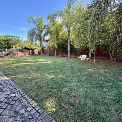 Casa Residencial com 378m², 4 quartos (sendo 3 suítes), 3 garagens, no bairro Lagoa Da Conceição em Florianópolis