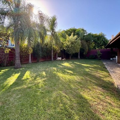 Casa Residencial com 378m², 4 quartos (sendo 3 suítes), 3 garagens, no bairro Lagoa Da Conceição em Florianópolis