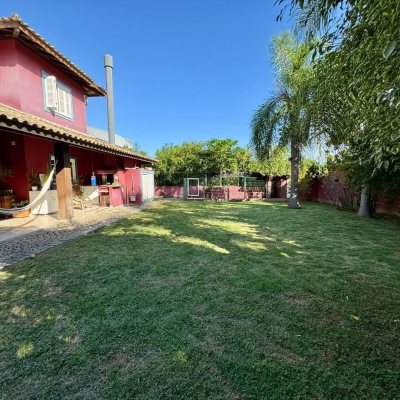 Casa Residencial com 378m², 4 quartos (sendo 3 suítes), 3 garagens, no bairro Lagoa Da Conceição em Florianópolis