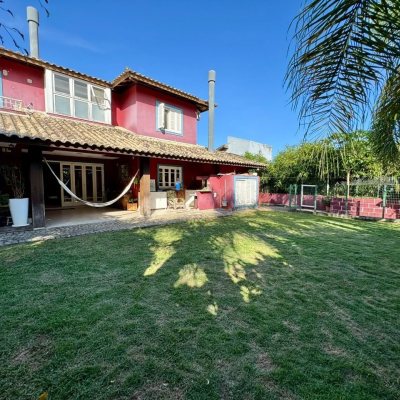 Casa Residencial com 378m², 4 quartos (sendo 3 suítes), 3 garagens, no bairro Lagoa Da Conceição em Florianópolis
