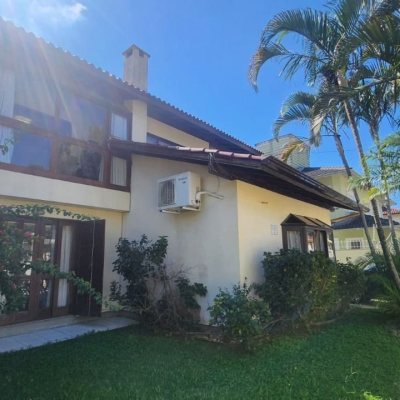 Casa Residencial com 185m², 4 quartos, 2 suítes, 2 garagens, no bairro Itacorubi em Florianópolis
