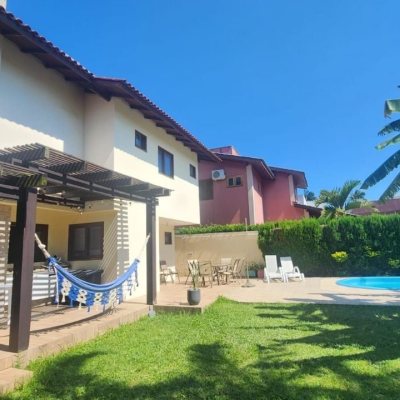Casa Residencial com 185m², 4 quartos, 2 suítes, 2 garagens, no bairro Itacorubi em Florianópolis