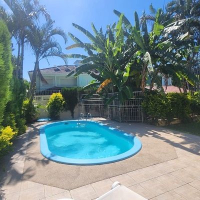 Casa Residencial com 185m², 4 quartos, 2 suítes, 2 garagens, no bairro Itacorubi em Florianópolis