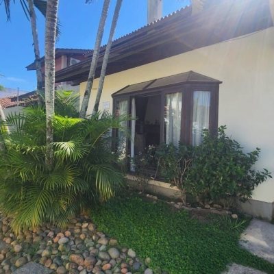 Casa Residencial com 185m², 4 quartos, 2 suítes, 2 garagens, no bairro Itacorubi em Florianópolis