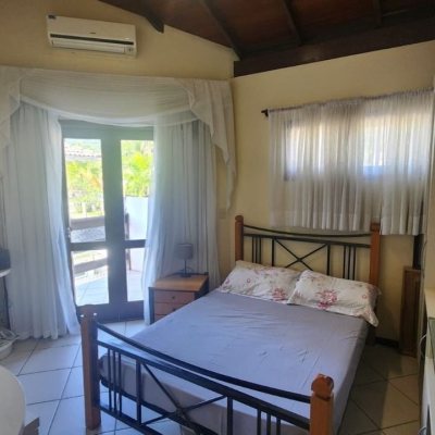 Casa Residencial com 185m², 4 quartos, 2 suítes, 2 garagens, no bairro Itacorubi em Florianópolis