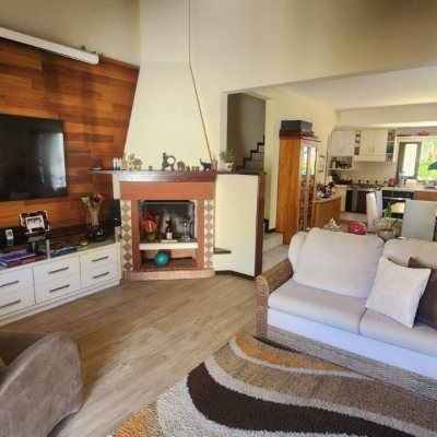 Casa Residencial com 185m², 4 quartos, 2 suítes, 2 garagens, no bairro Itacorubi em Florianópolis