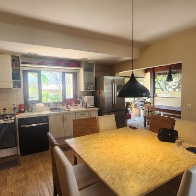 Casa Residencial com 185m², 4 quartos, 2 suítes, 2 garagens, no bairro Itacorubi em Florianópolis