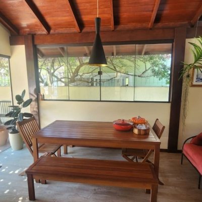 Casa Residencial com 185m², 4 quartos, 2 suítes, 2 garagens, no bairro Itacorubi em Florianópolis