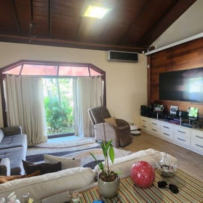 Casa Residencial com 185m², 4 quartos, 2 suítes, 2 garagens, no bairro Itacorubi em Florianópolis