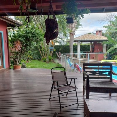 Casa Residencial com 288m², 5 quartos, 1 suíte, 2 garagens, no bairro Campeche em Florianópolis