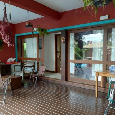 Casa Residencial com 288m², 5 quartos, 1 suíte, 2 garagens, no bairro Campeche em Florianópolis