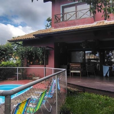 Casa Residencial com 288m², 5 quartos, 1 suíte, 2 garagens, no bairro Campeche em Florianópolis