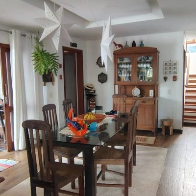 Casa Residencial com 288m², 5 quartos, 1 suíte, 2 garagens, no bairro Campeche em Florianópolis