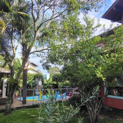 Casa Residencial com 288m², 5 quartos, 1 suíte, 2 garagens, no bairro Campeche em Florianópolis