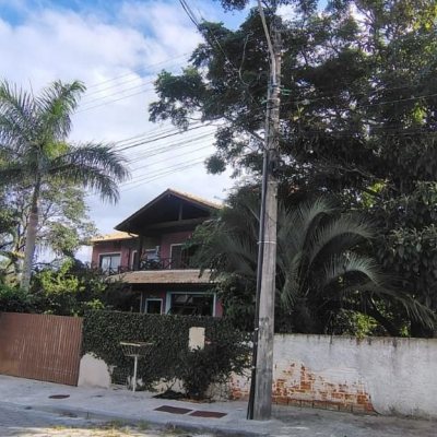 Casa Residencial com 288m², 5 quartos, 1 suíte, 2 garagens, no bairro Campeche em Florianópolis