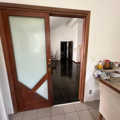 Casa Residencial/Comercial com 400m², 4 garagens, no bairro Centro em Florianópolis