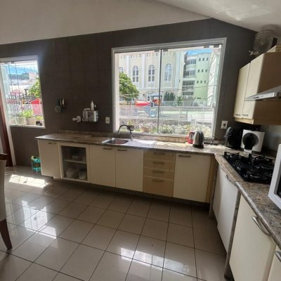 Casa Residencial/Comercial com 400m², 4 garagens, no bairro Centro em Florianópolis