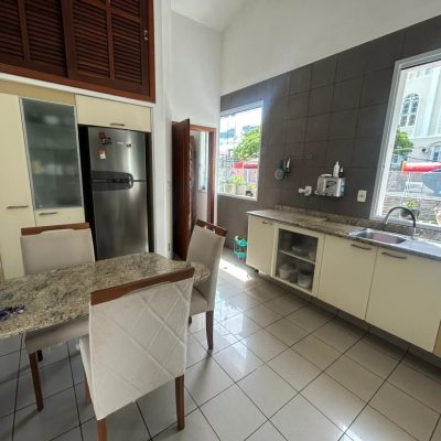Casa Residencial/Comercial com 400m², 4 garagens, no bairro Centro em Florianópolis
