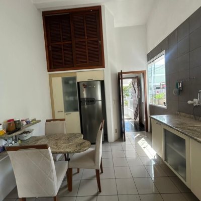 Casa Residencial/Comercial com 400m², 4 garagens, no bairro Centro em Florianópolis