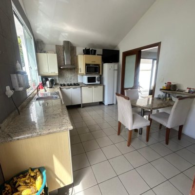 Casa Residencial/Comercial com 400m², 4 garagens, no bairro Centro em Florianópolis