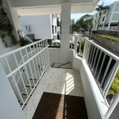 Casa Residencial/Comercial com 400m², 4 garagens, no bairro Centro em Florianópolis