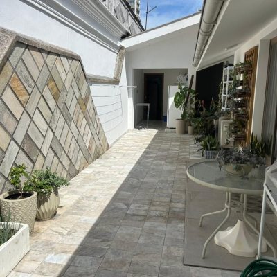 Casa Residencial/Comercial com 400m², 4 garagens, no bairro Centro em Florianópolis