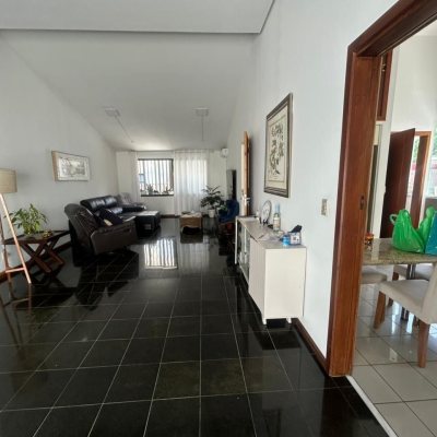 Casa Residencial/Comercial com 400m², 4 garagens, no bairro Centro em Florianópolis