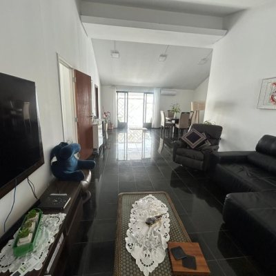 Casa Residencial/Comercial com 400m², 4 garagens, no bairro Centro em Florianópolis