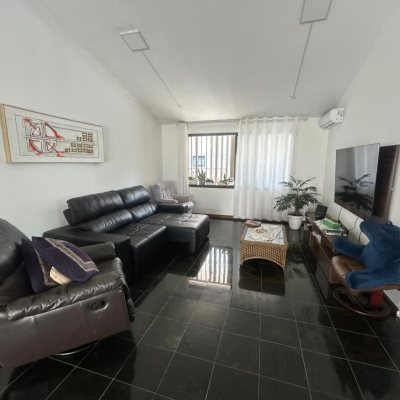 Casa Residencial/Comercial com 400m², 4 garagens, no bairro Centro em Florianópolis