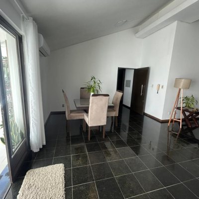 Casa Residencial/Comercial com 400m², 4 garagens, no bairro Centro em Florianópolis