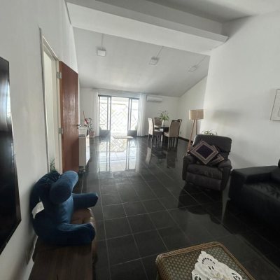 Casa Residencial/Comercial com 400m², 4 garagens, no bairro Centro em Florianópolis